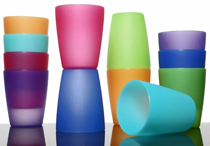 12 Bicchieri in plastica da 250 ml colorati, riutilizzabili, per cocktail, acqua - immagine 3