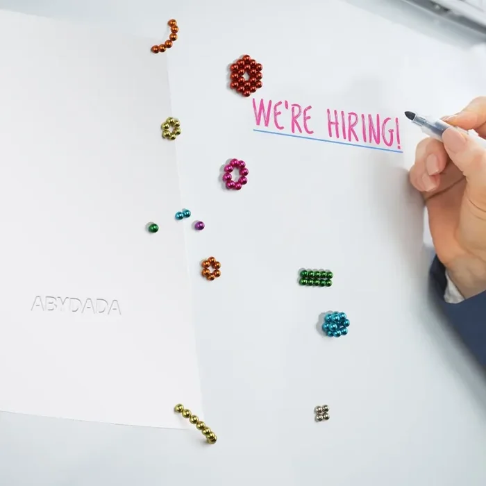 Abydada 100 pezzi Set di magneti Base magnetica e Palline magnetiche da 5mm (8 Colori) In saldo