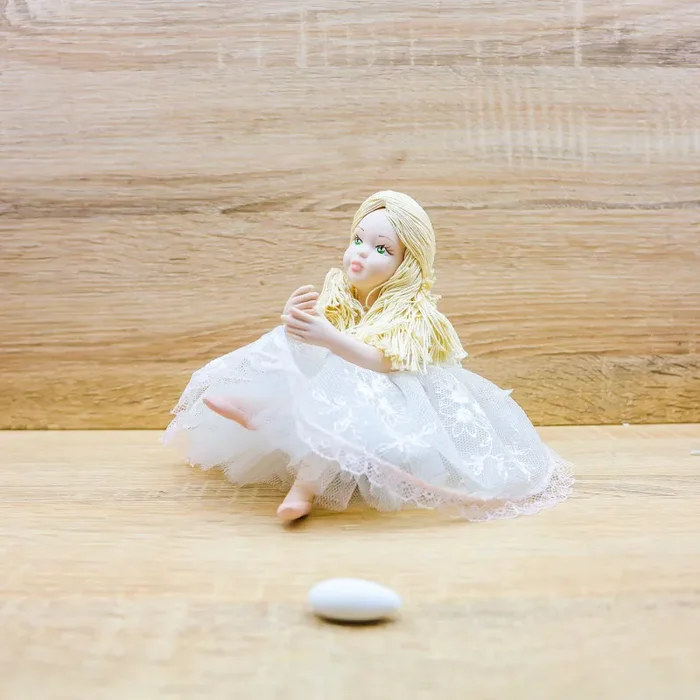 Bambola con Abito in Pizzo Bianco Averla Bomboniere - immagine 2