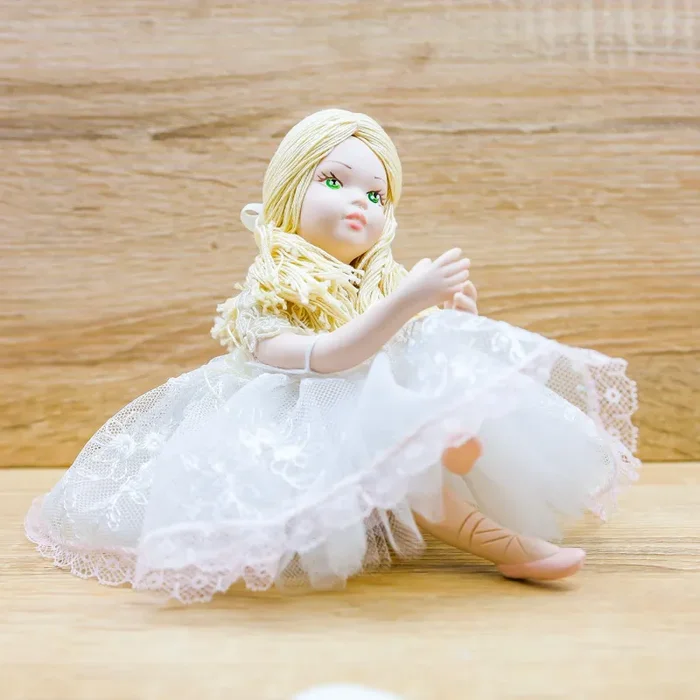 Bambola con Abito in Pizzo Bianco Averla Bomboniere - immagine 3