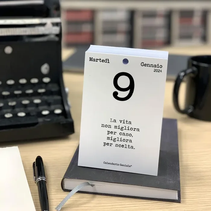 Calendario Geniale 2024. L’Originale. Il Primo con Bonus digitali. Idea Regalo. Inserto 10 x 14 cm. Leggi la frase del giorno e condividi il pensiero Filosofico. Calendario con scatola - immagine 3