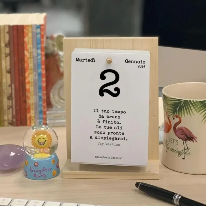 Calendario Geniale 2024. L’Originale. Supporto Legno di Abete Naturale Biologico. Idea Regalo. Il Primo con Bonus digitali. Leggi ogni giorno una frase e il pensiero Filosofico. Calendario con scatola - immagine 3