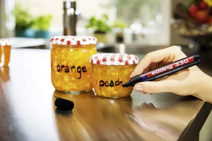 edding 330 pennarello indelebile – nero – 1 marcatore – punta a scalpello 1-5 mm – impermeabile, ad asciugatura rapida, a prova di sbavature – per cartone, plastica, vetro, legno, metallo e tessuto - immagine 2