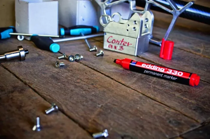 edding 330 pennarello indelebile – nero – 1 marcatore – punta a scalpello 1-5 mm – impermeabile, ad asciugatura rapida, a prova di sbavature – per cartone, plastica, vetro, legno, metallo e tessuto - immagine 3