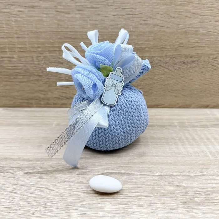 Sacchetto Celeste Intrecciato con Fiori e Simboli Nascita Assortiti Sconti