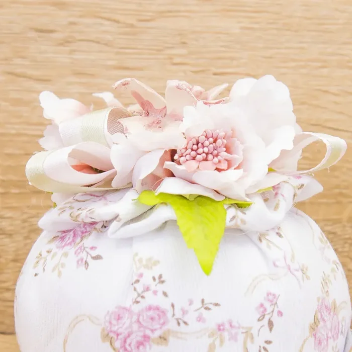 Sacchetto Floreale con Fiore Porcellana e Sali Profumati Francesi La Vie en Rose - immagine 3