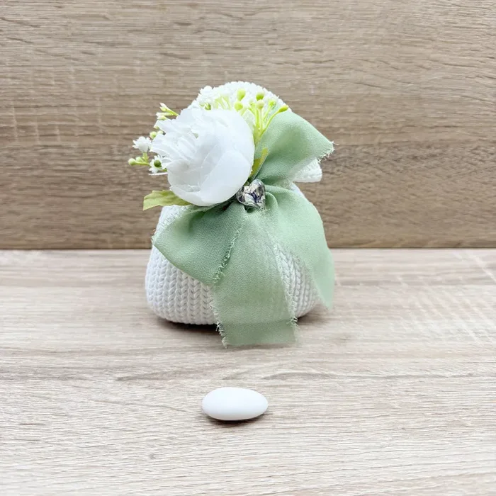 Sacchetto Intrecciato Bianco con Fiore, Strass Cuore, Fiocco Chiffon Verde Salvia e Sali Profumati