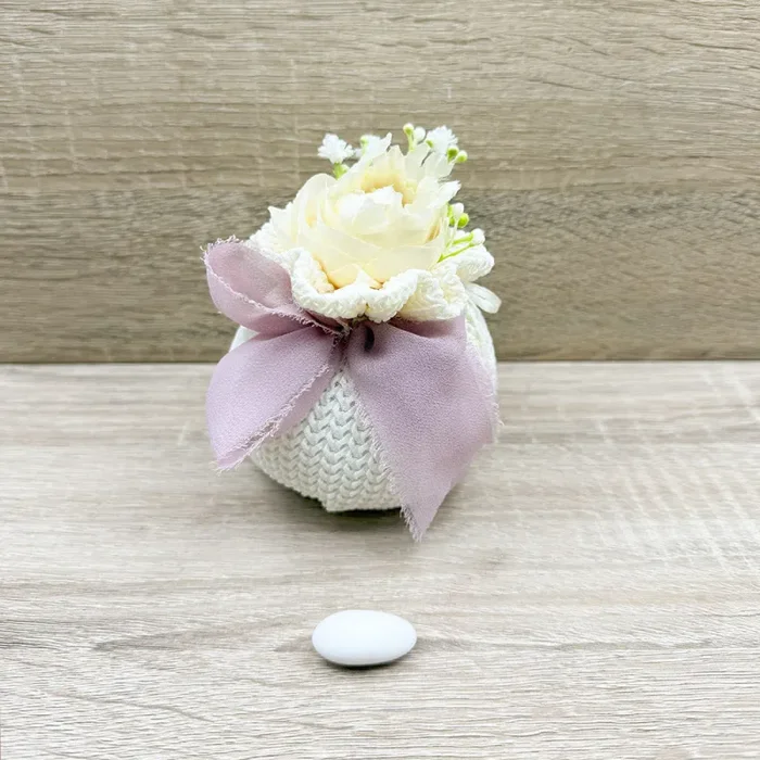 Sacchetto Intrecciato Panna con Fiore Panna, Mughetto, Fiocco Chiffon Rosa Antico e Sali Profumati